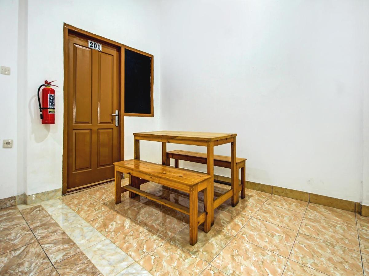 Super Oyo 90224 Hotel 2*